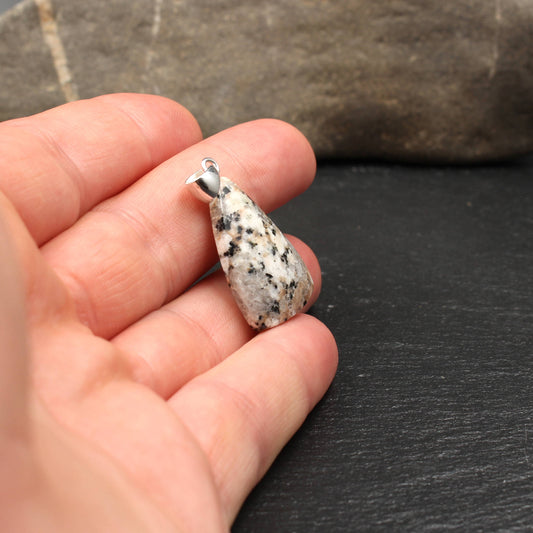 Weißer Granit Anhänger - Handarbeit