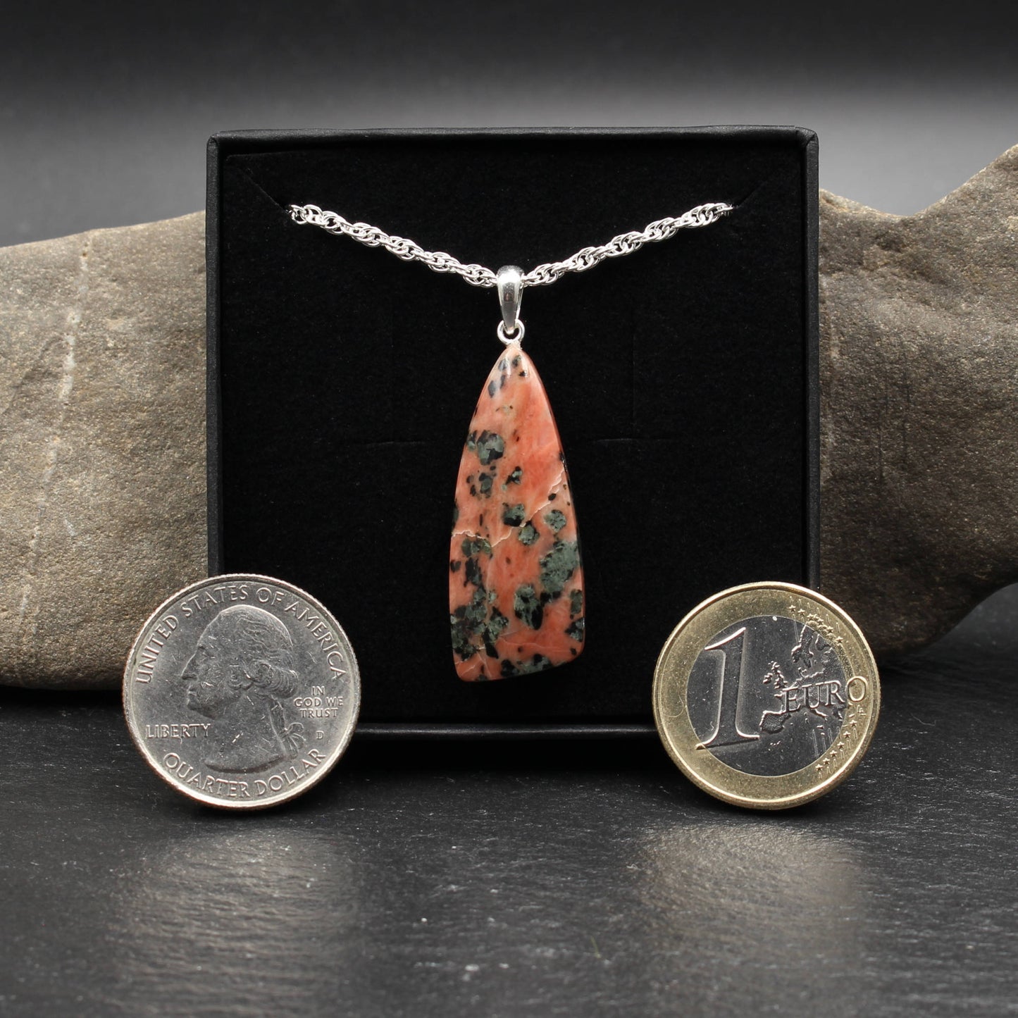 Schottischer Isla Rose Kalkstein Anhänger - Handarbeit aus Deutschland