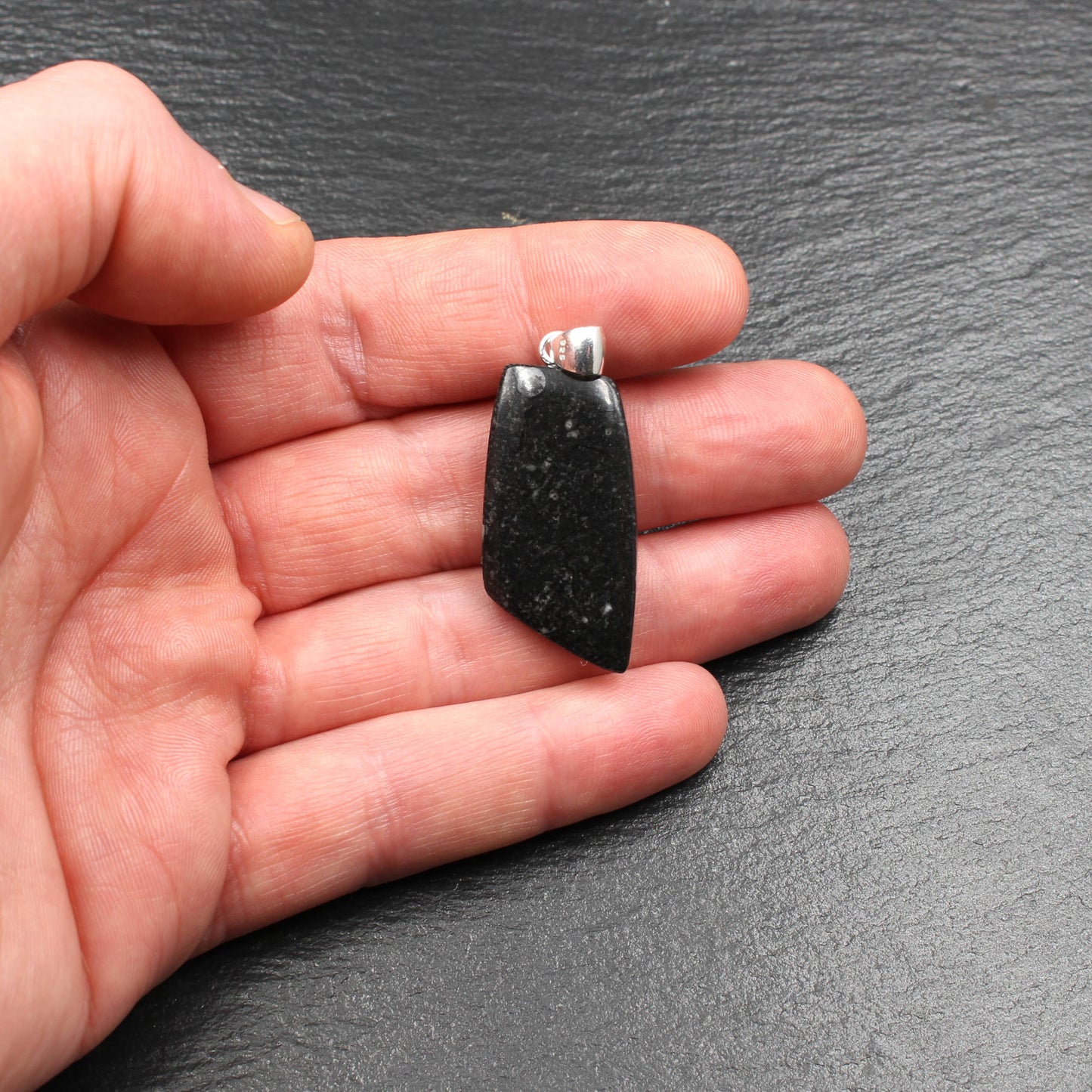 Orthoceras Fossilien in schwarzem Kalkstein Anhänger - Handarbeit
