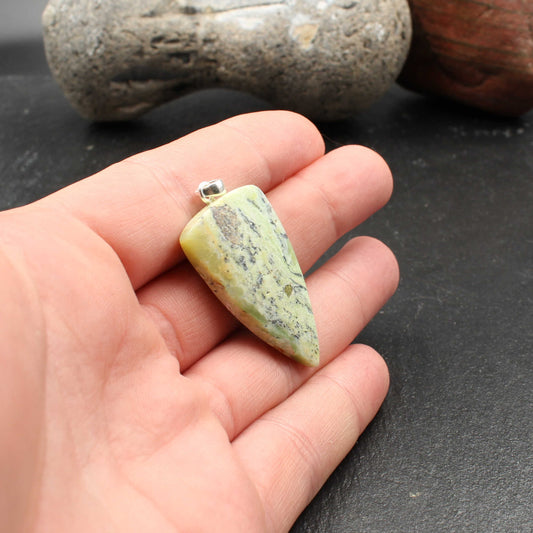 Grüner Opal Anhänger - Handarbeit