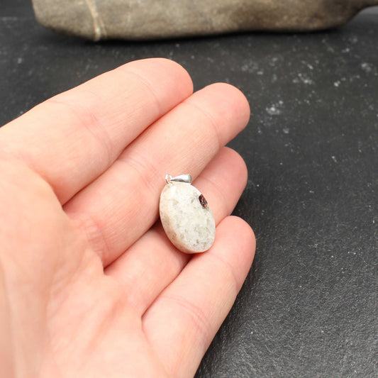 Weißer Granit + Granat Anhänger - Handarbeit