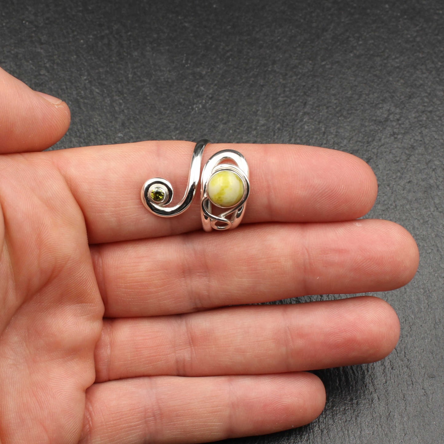 Keltischer Wirbel Ring Highland Marmor mit Peridot