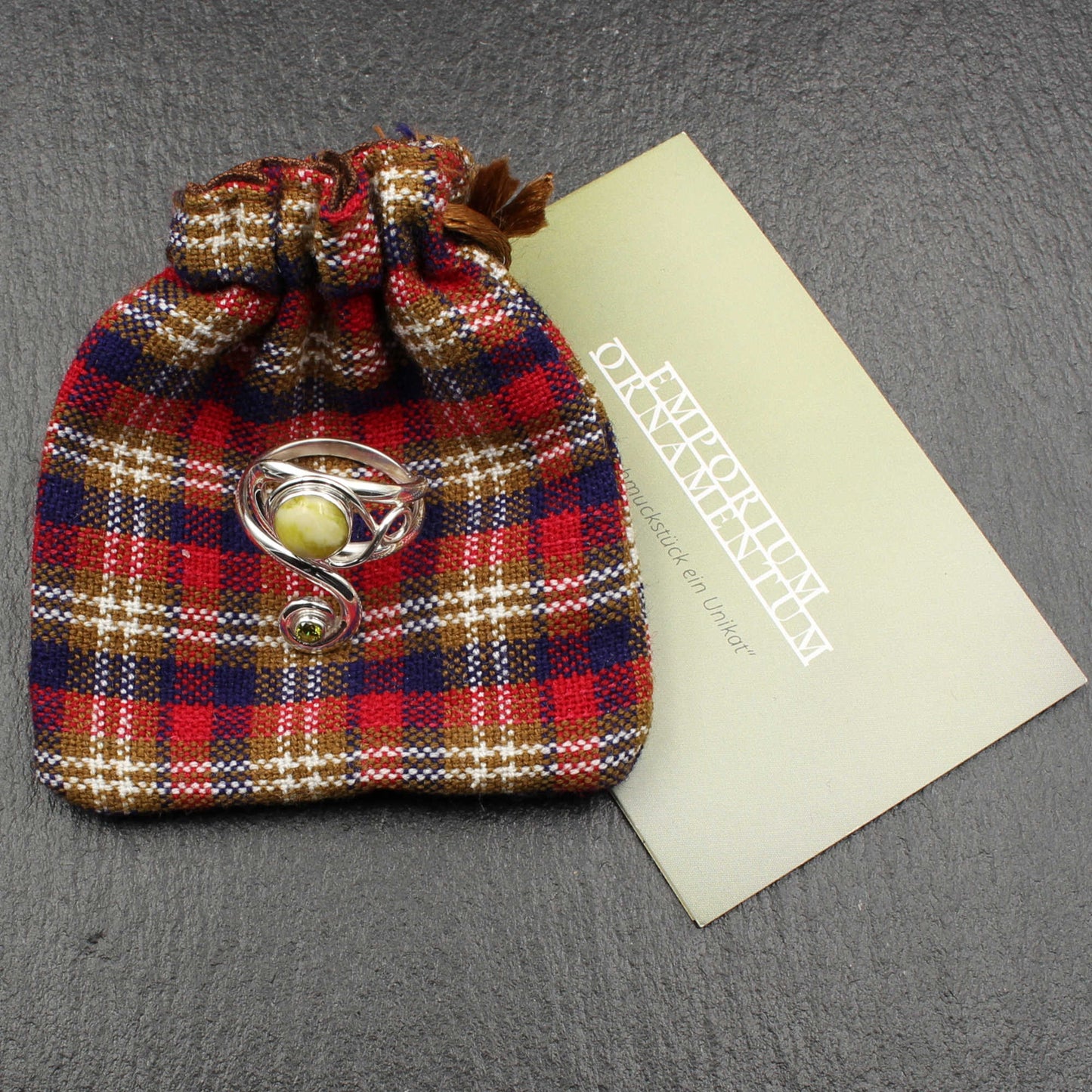 Keltischer Wirbel Ring Highland Marmor mit Peridot