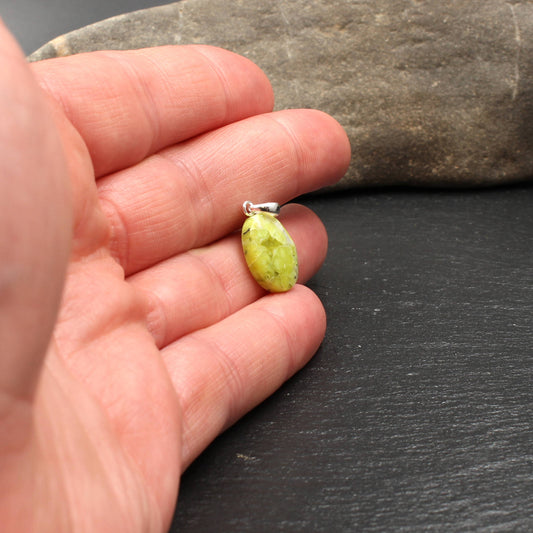 Norwegischer Lizardit Anhänger - Handarbeit