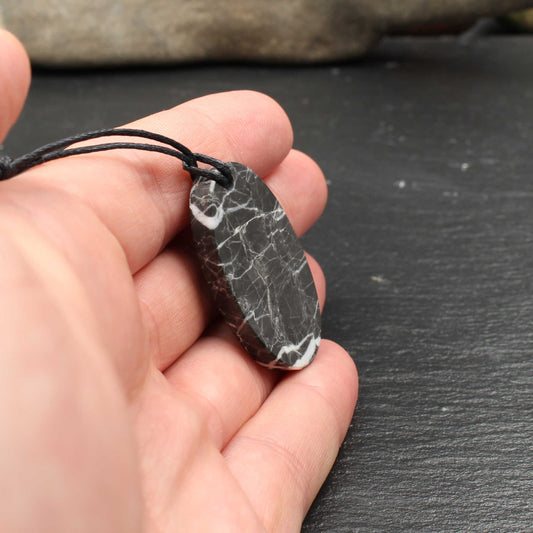 Schottischer Highland Kalkstein Anhänger - Handarbeit