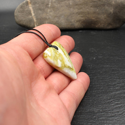 Schottischer Highland Marmor Herzanhänger - Handarbeit