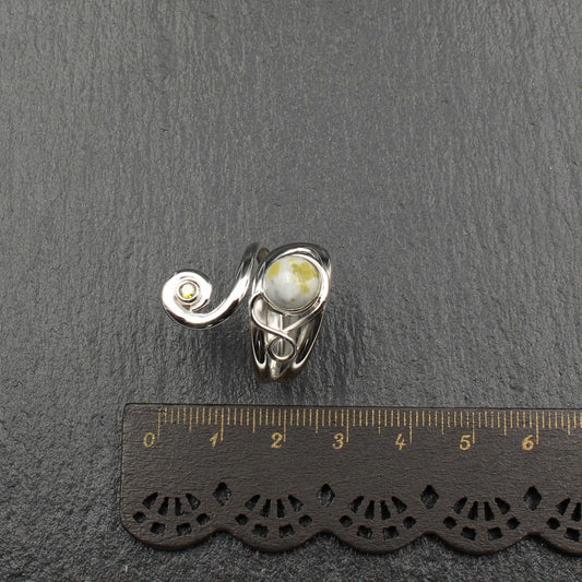 Schottischer Iona Marmor Keltischer Wirbel Ring mit Peridot