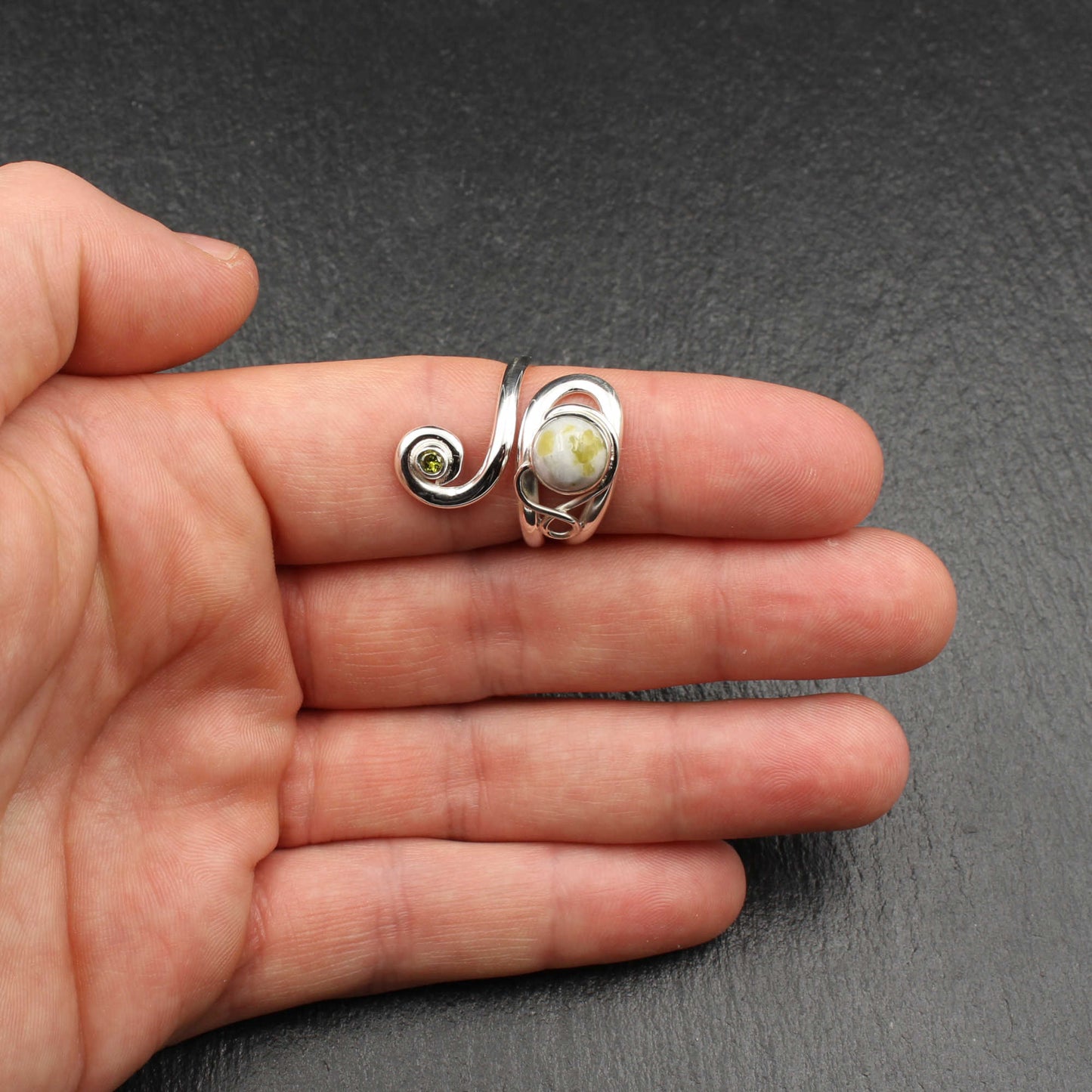 Schottischer Iona Marmor Keltischer Wirbel Ring mit Peridot