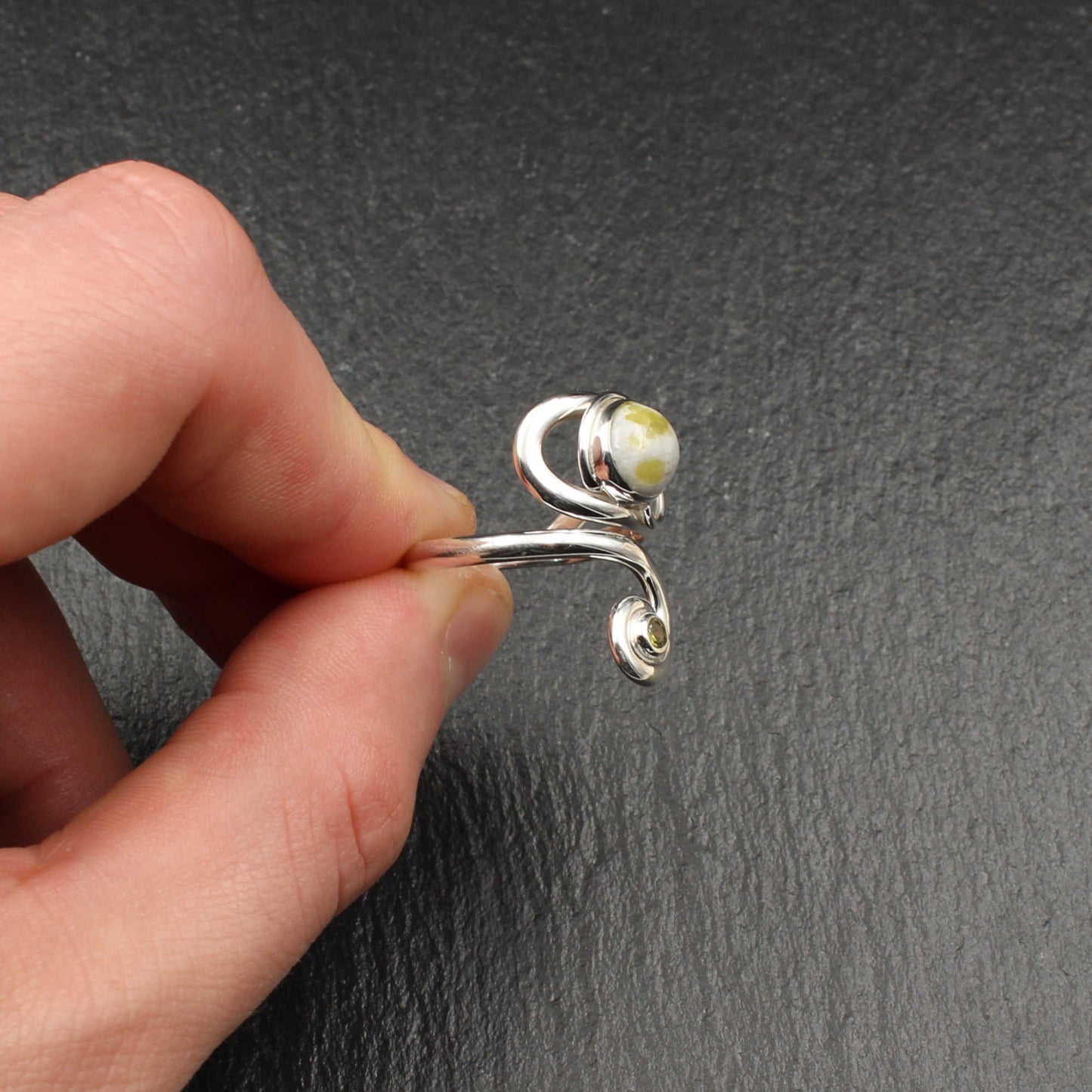 Schottischer Iona Marmor Keltischer Wirbel Ring mit Peridot