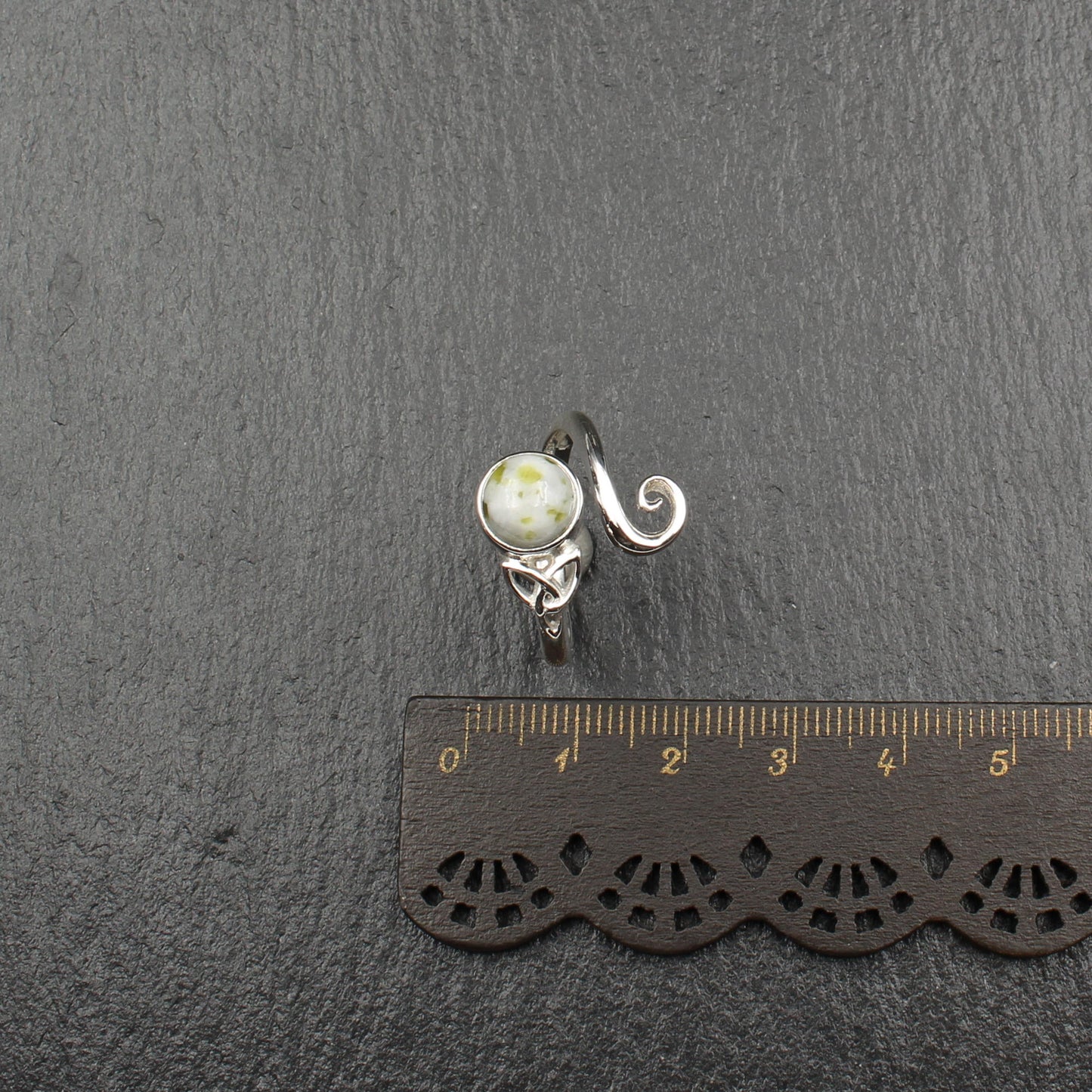 Iona Marmor Keltischer Wirbel Ring - Verstellbar