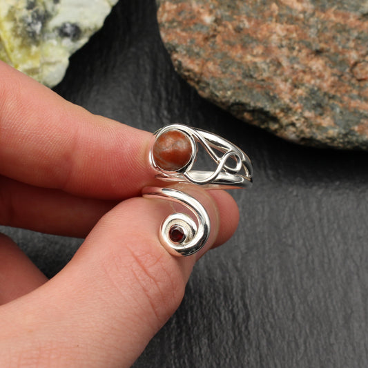 Schottischer Lewisian Keltischer Wirbel Ring mit Granat