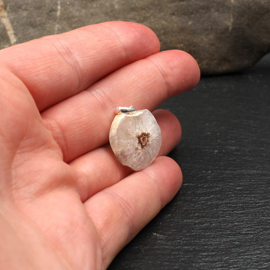 Schottischer Bergkristall / Quarz Anhänger - Handarbeit
