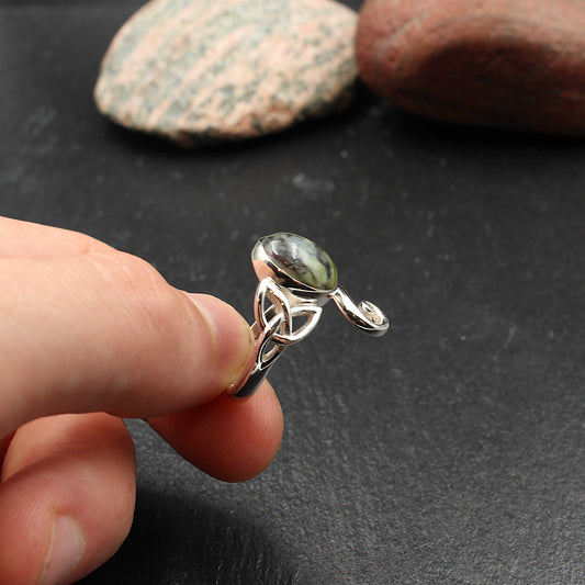 Schottischer Skye Marmor Keltischer Wirbel Ring