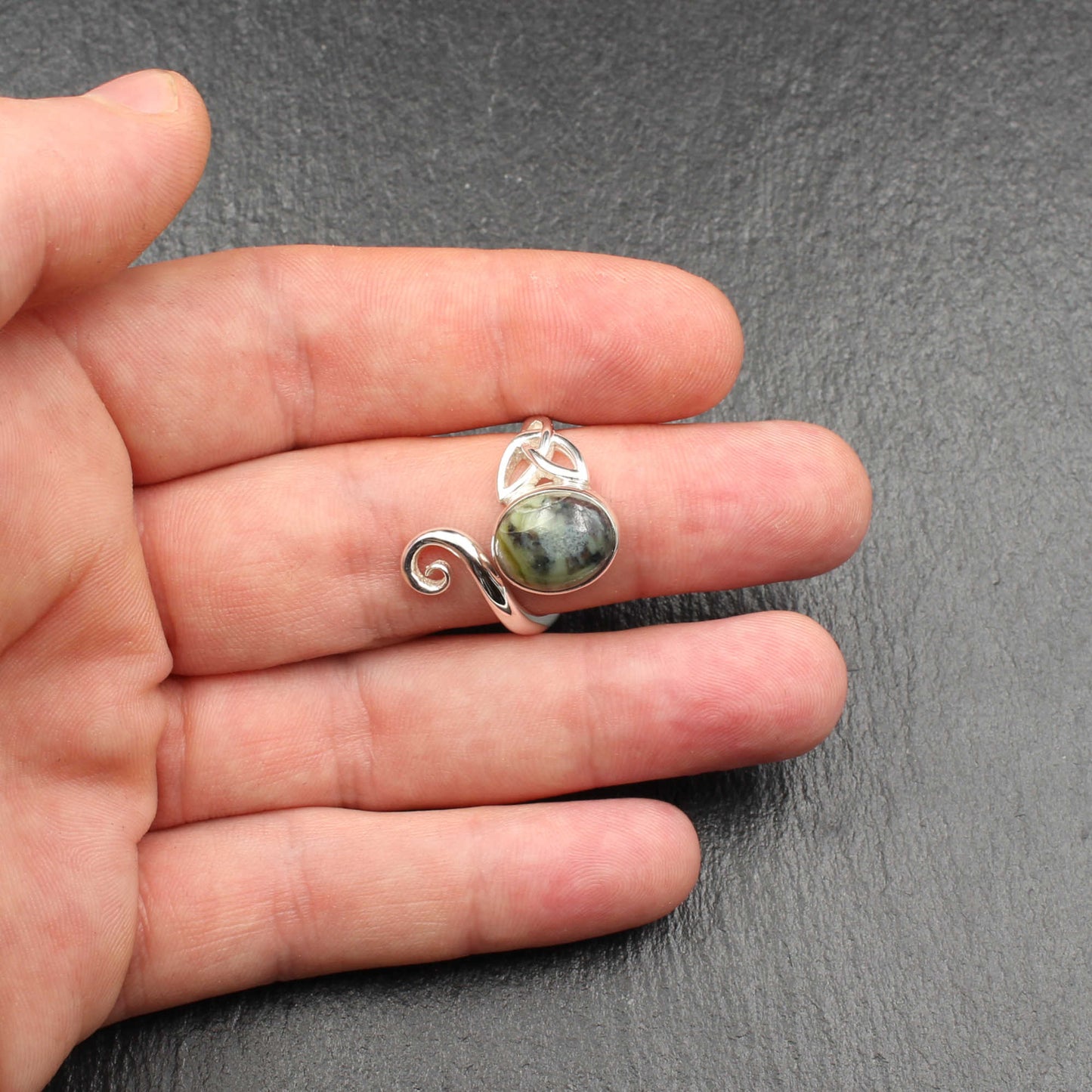 Schottischer Skye Marmor Keltischer Wirbel Ring