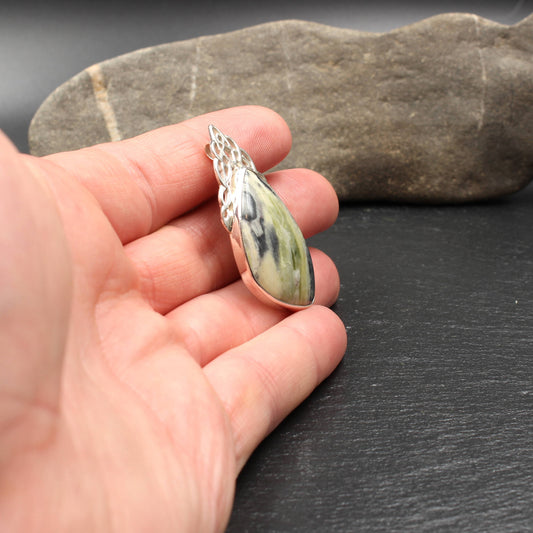 Schottischer Skye Marmor Keltischer Wasserfall Anhänger