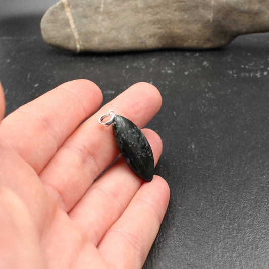 Grüner Serpentinit Anhänger - Handarbeit