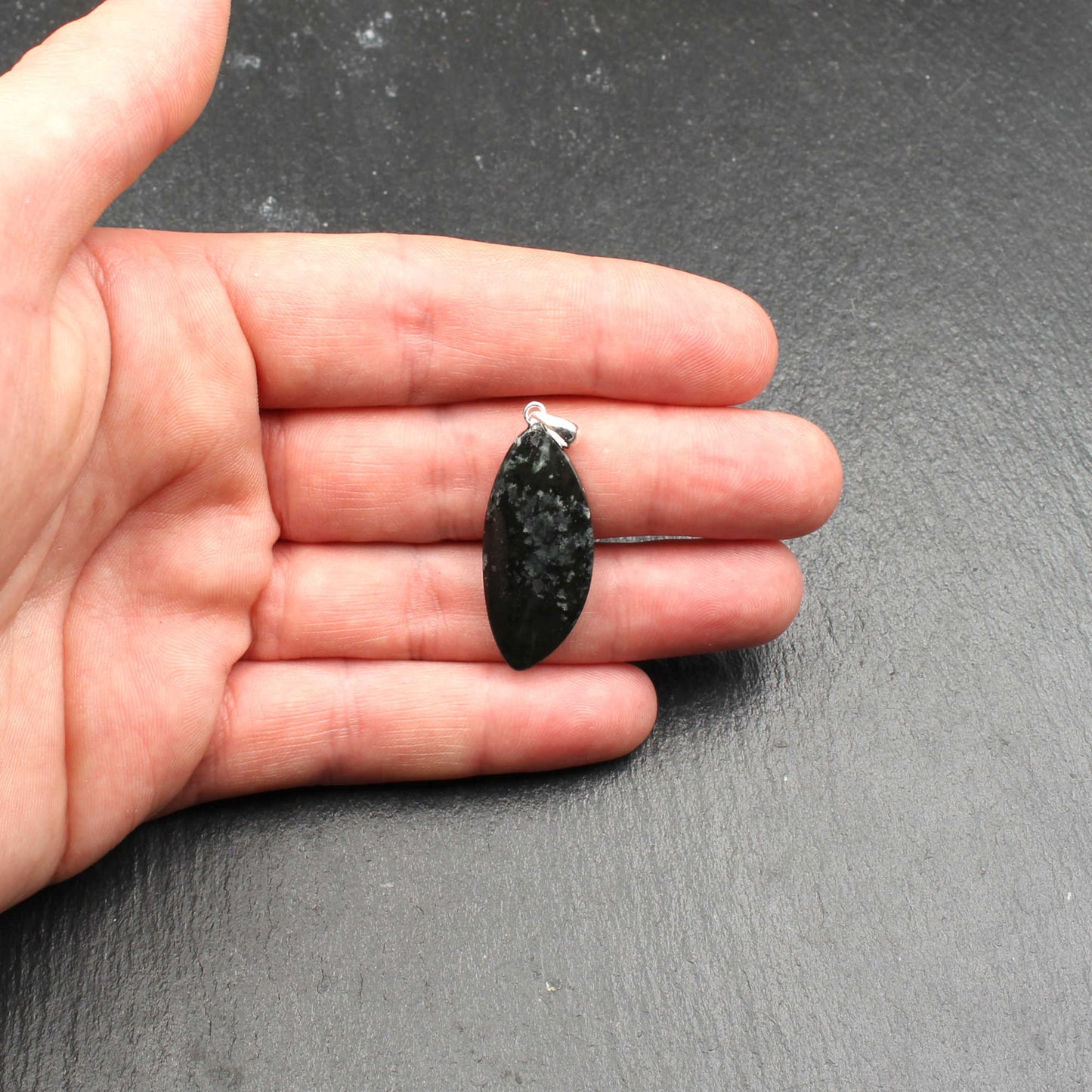 Grüner Serpentinit Anhänger - Handarbeit