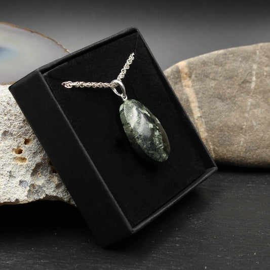 Grüner Serpentinit Anhänger - Handarbeit