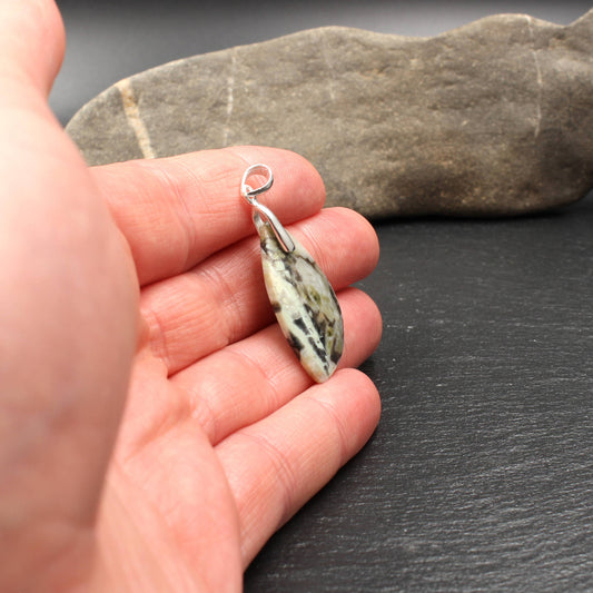 Schottischer Skye Marmor Anhänger - Handarbeit