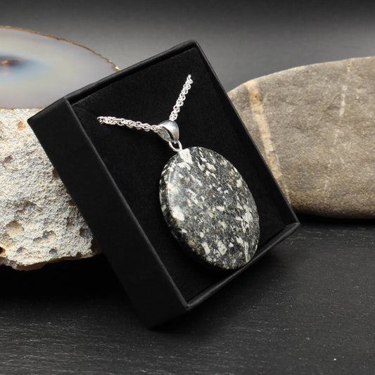 Andesitporphyr Anhänger - Handarbeit