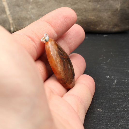 Roter Feuerstein Anhänger - Handarbeit | Feuerstein aus Hamburg