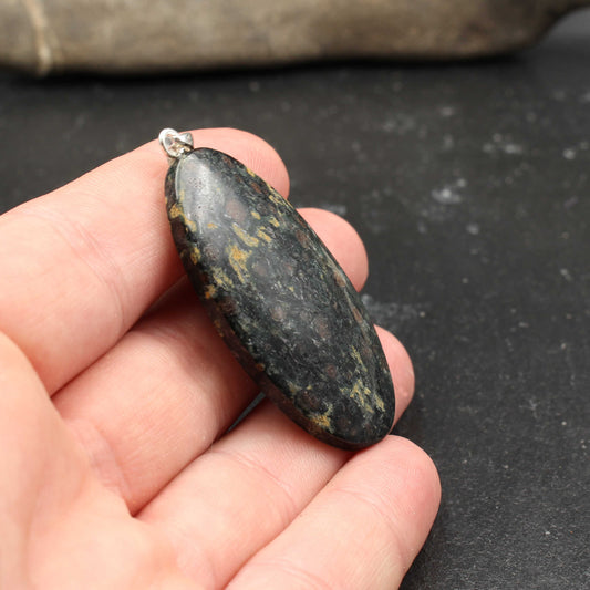 Granatamphibolit Anhänger - Oval