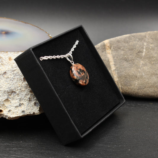 Roter Granit Anhänger - Handarbeit