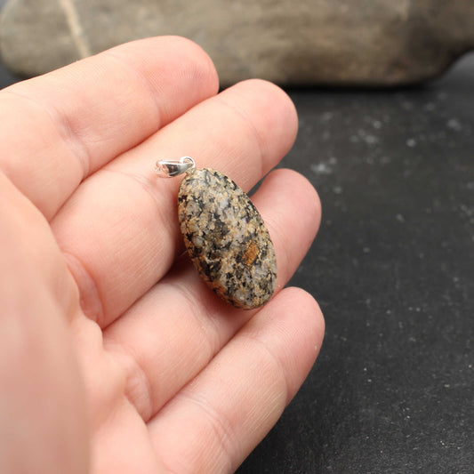 Rhein Granit Anhänger - Handarbeit