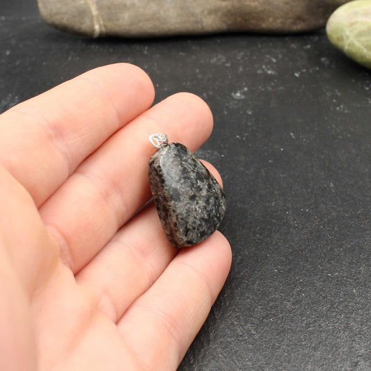Dunkler Granit Anhänger - Handarbeit
