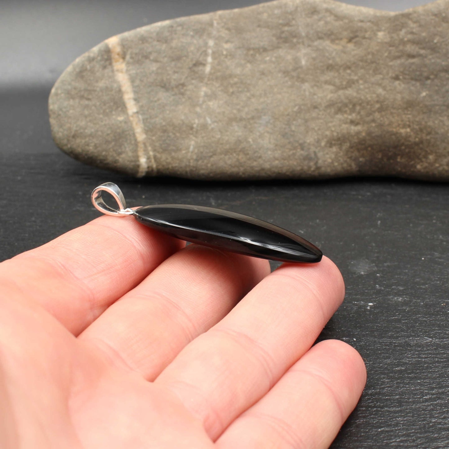 Schwarzer Obsidian Anhänger - Handarbeit