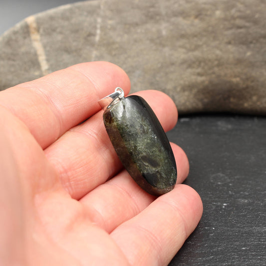 Handgemachter Olivin-Basalt Anhänger