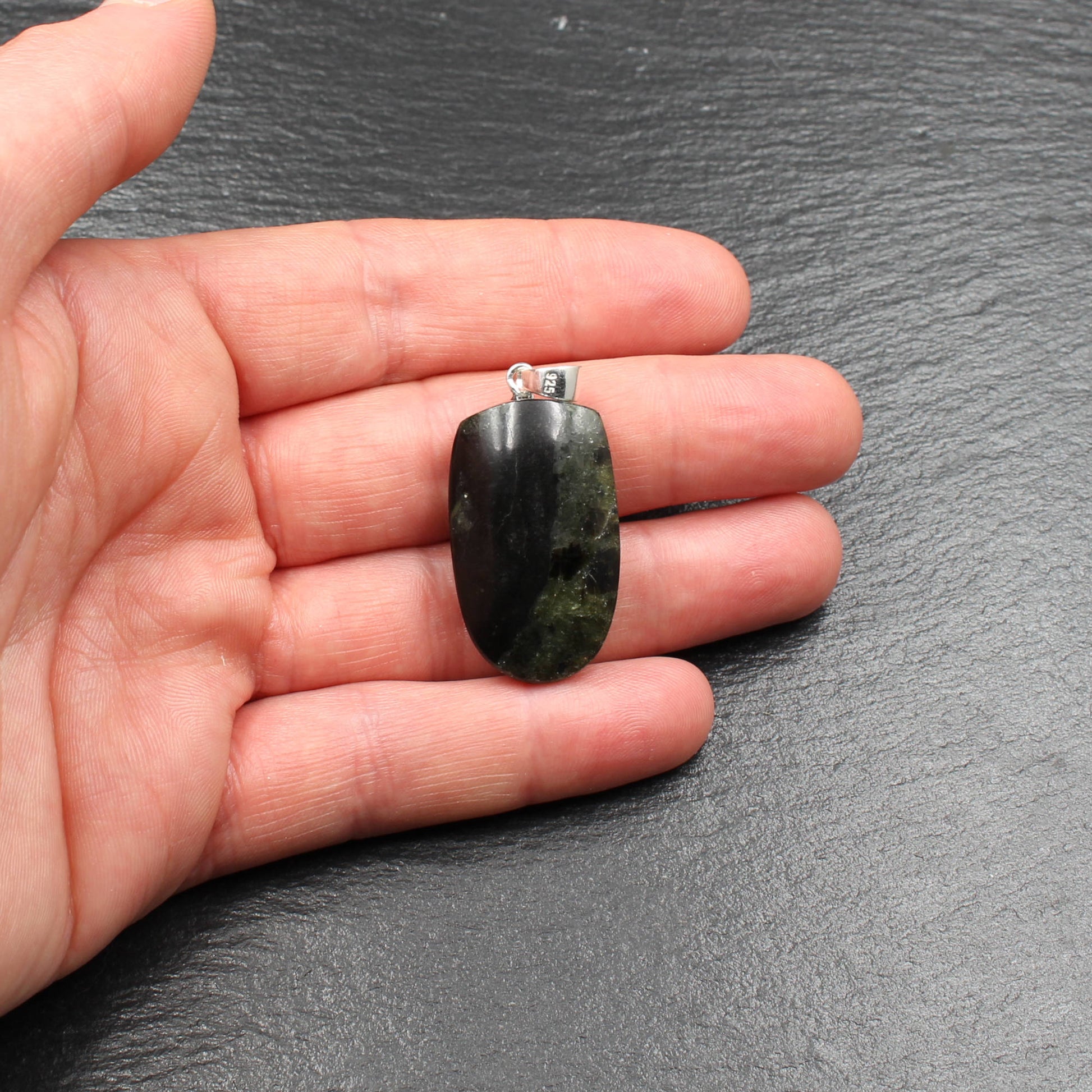 Handgemachter Olivin-Basalt Anhänger