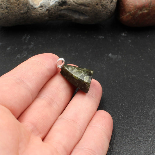 Handgefertiger Olivin-Basalt Anhänger - Unikat 2