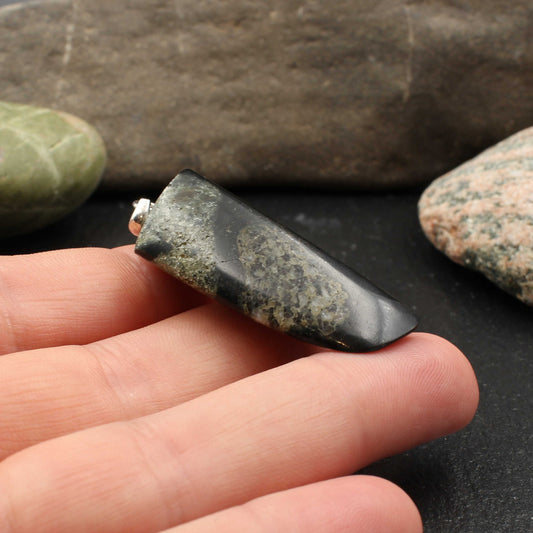 Olivin Basalt Anhänger - Handarbeit