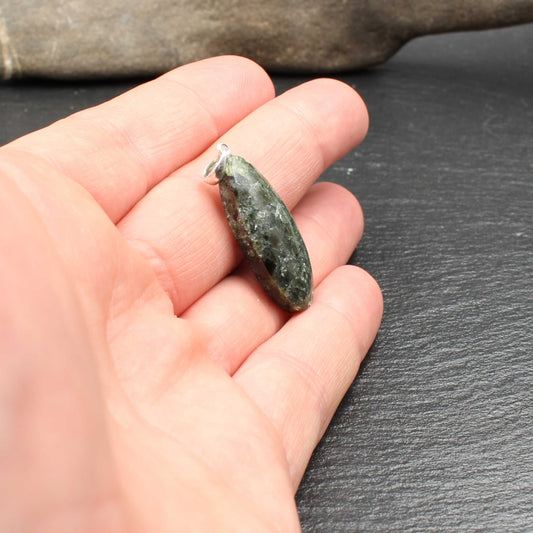 Olivin Basalt Anhänger - Handarbeit
