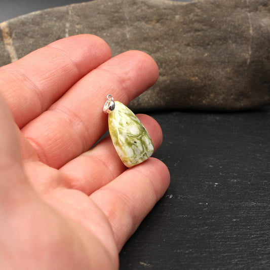 Schottischer Highland Marmor Anhänger - Handarbeit