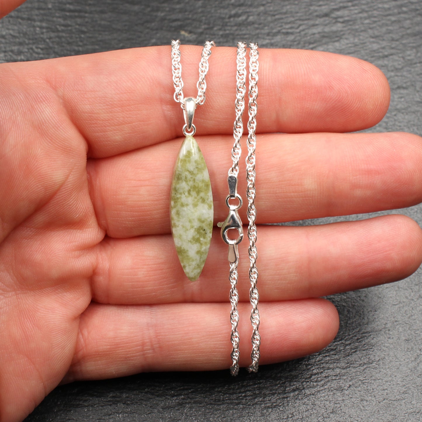 Schottischer Iona Marmor Anhänger - Handarbeit