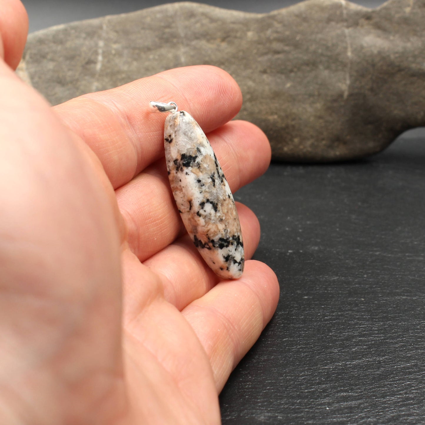 Weißer Granit Anhänger - Handarbeit