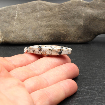 Weißer Granit Anhänger - Handarbeit