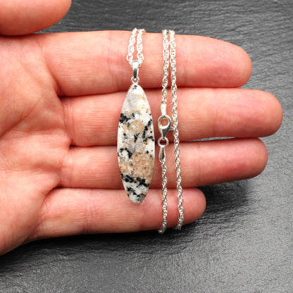 Weißer Granit Anhänger - Handarbeit