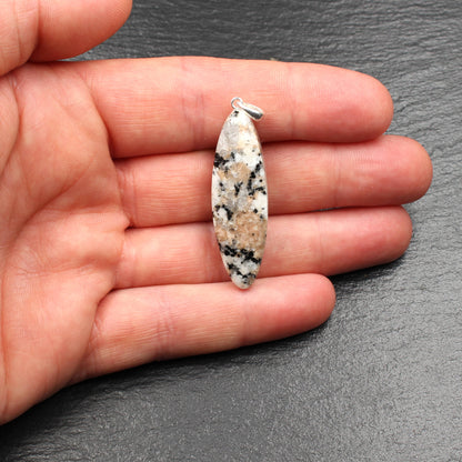 Weißer Granit Anhänger - Handarbeit