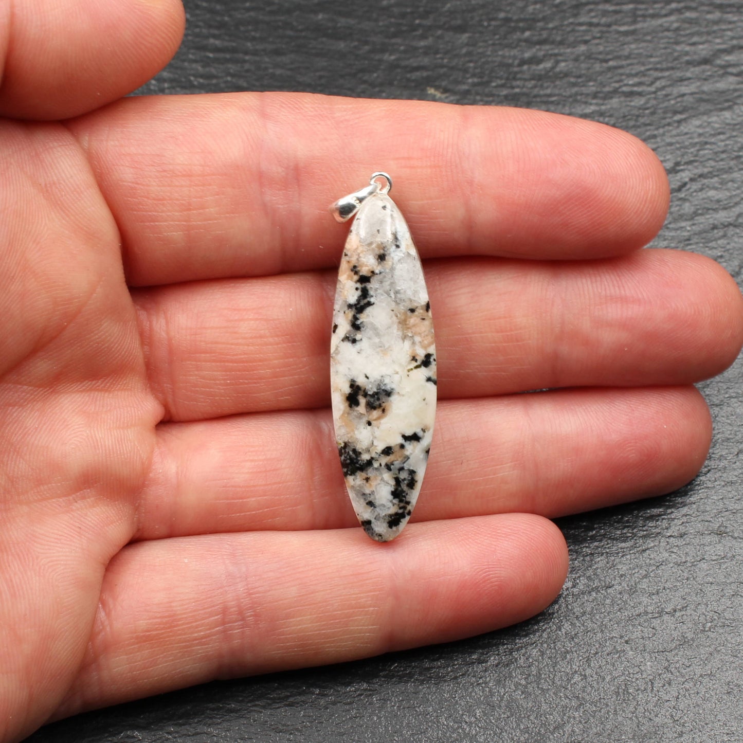 Weißer Granit Anhänger - Handarbeit