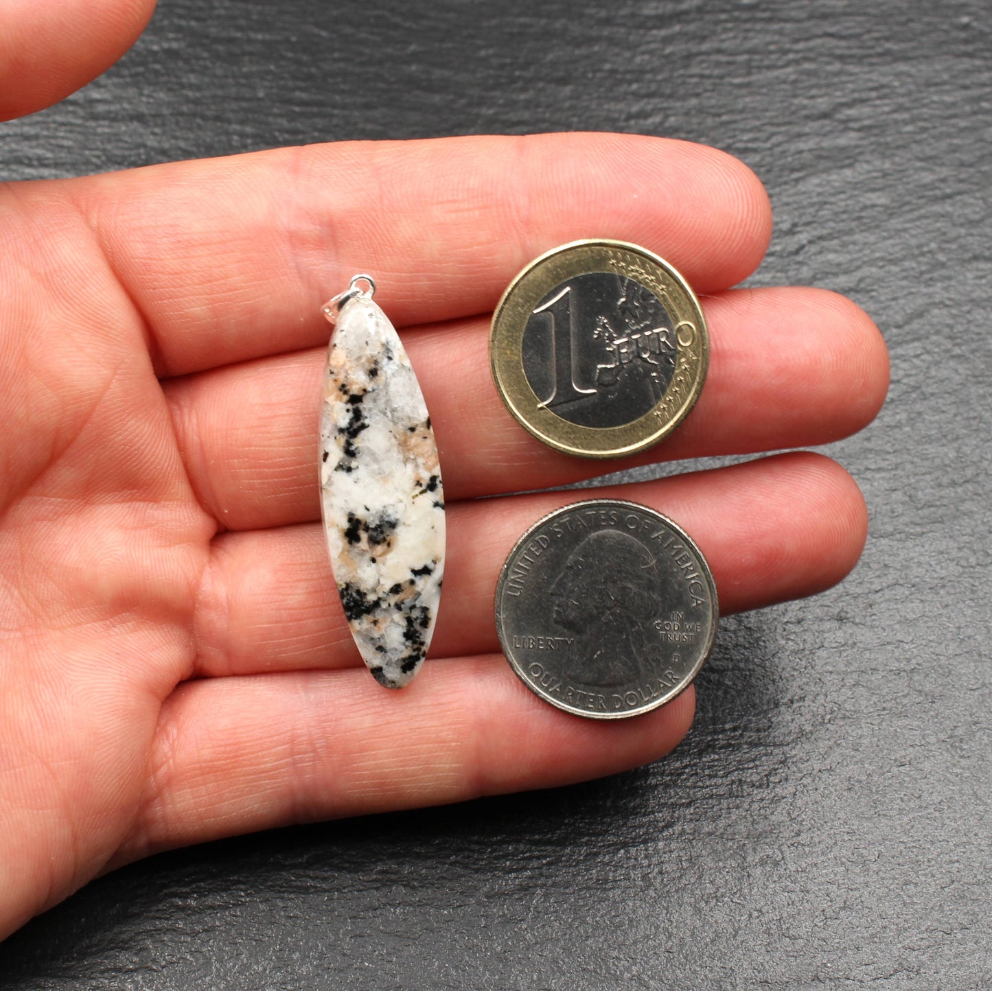 Weißer Granit Anhänger - Handarbeit