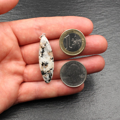 Weißer Granit Anhänger - Handarbeit