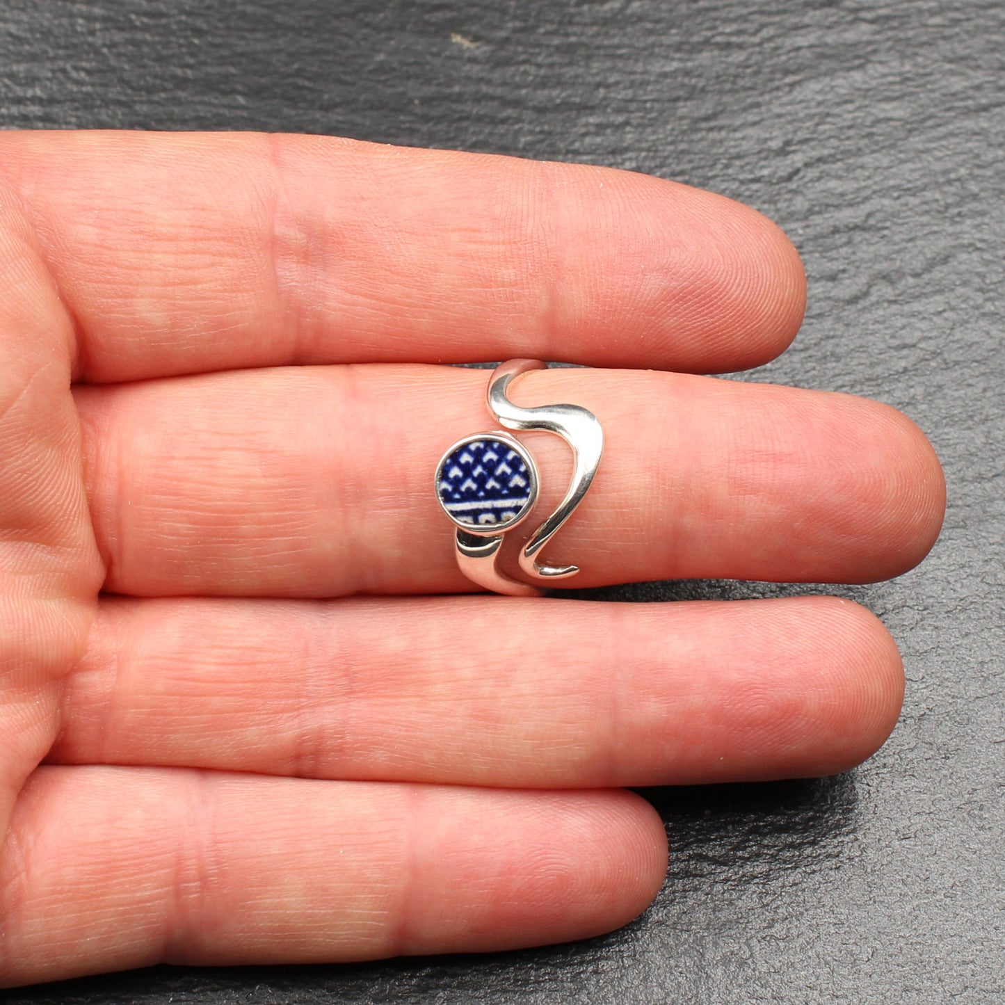 Englisches Porzellan "Old Willow" Wellenform Ring - Verstellbar