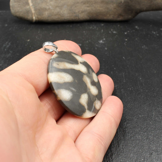 Fossile Koralle in Kalkstein Anhänger  - Handarbeit