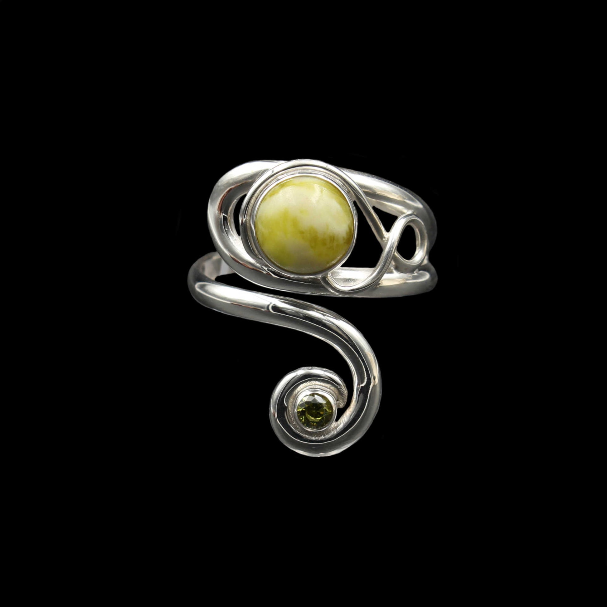 Keltischer Wirbel Ring Highland Marmor mit Peridot 
