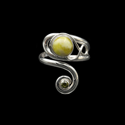 Keltischer Wirbel Ring Highland Marmor mit Peridot 