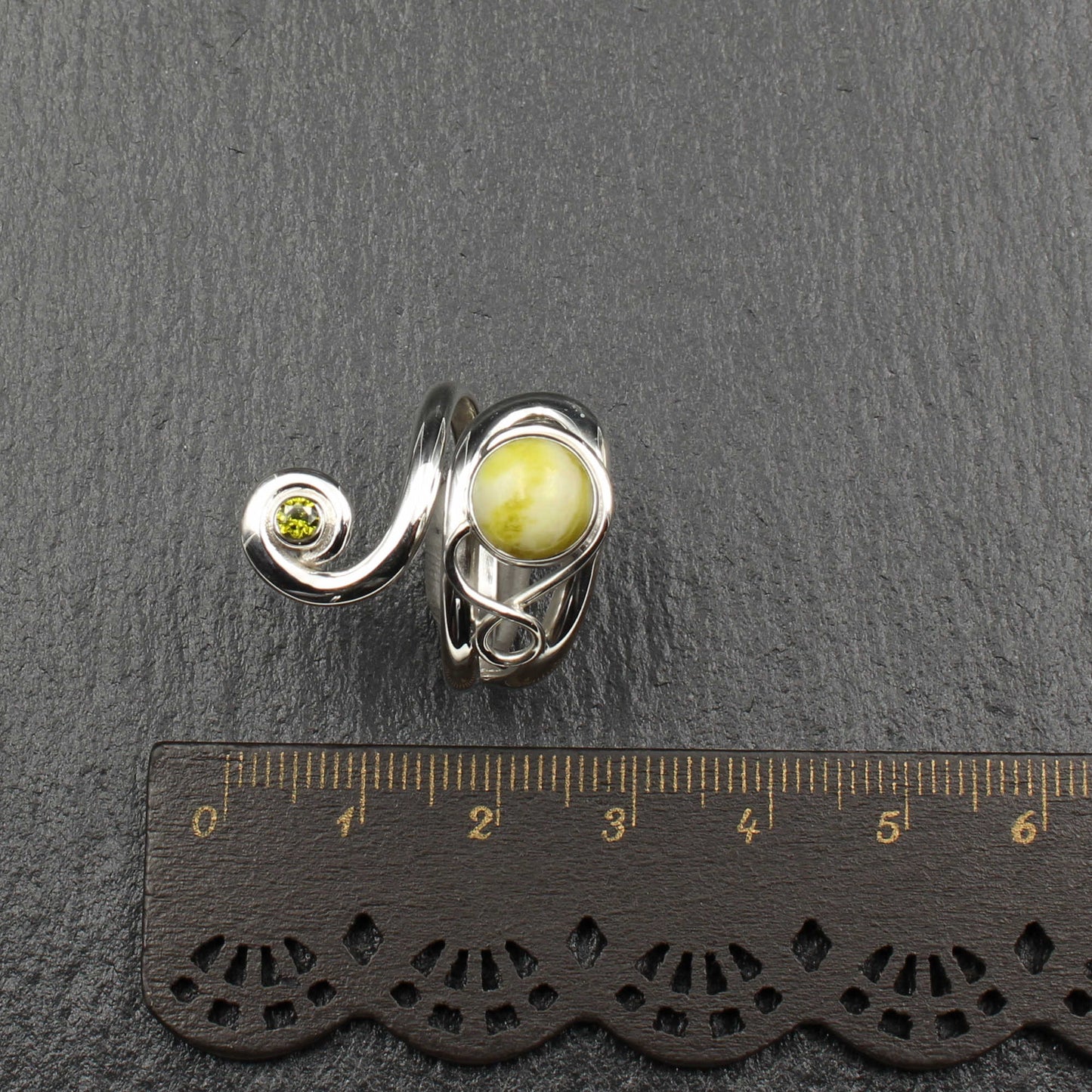 Keltischer Wirbel Ring Highland Marmor mit Peridot 