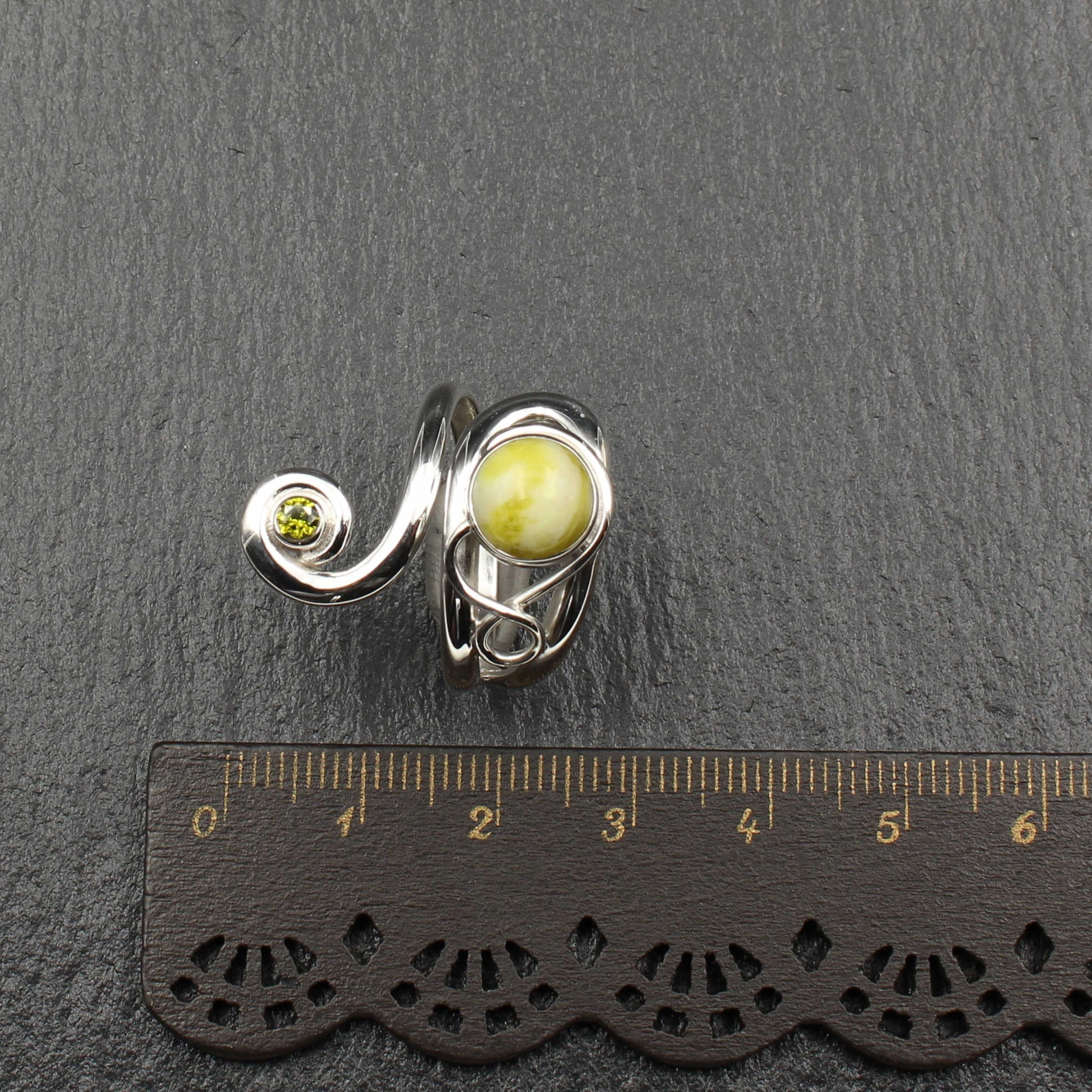 Keltischer Wirbel Ring Highland Marmor mit Peridot 
